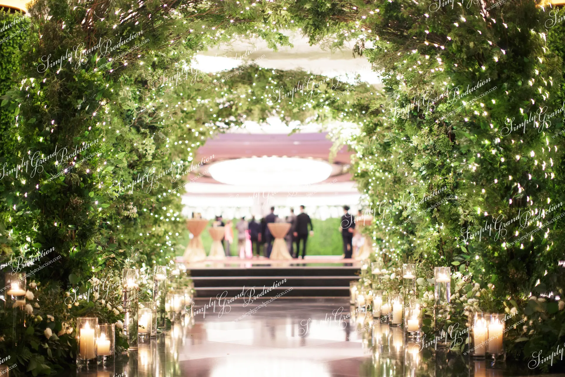 Simply_Grand_Production_Ballroom_wedding_decoration_arch_passage_fairy_light_candle_Grand_Hyatt_2_5_wm