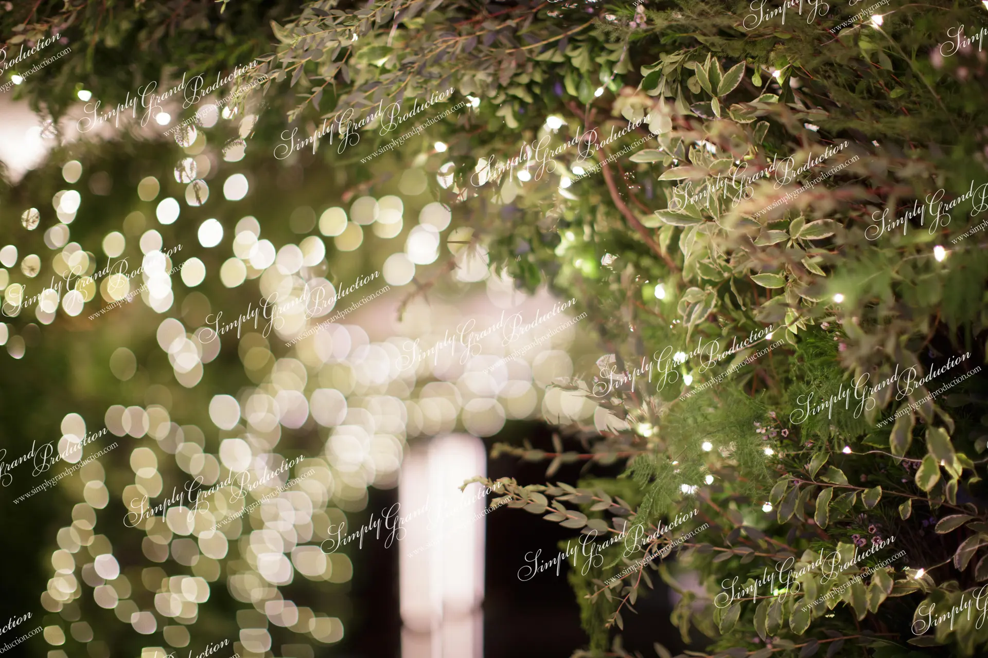 Simply_Grand_Production_Ballroom_wedding_decoration_arch_rustic_fairy_lights_dreamy_Grand_Hyatt_2_4_wm