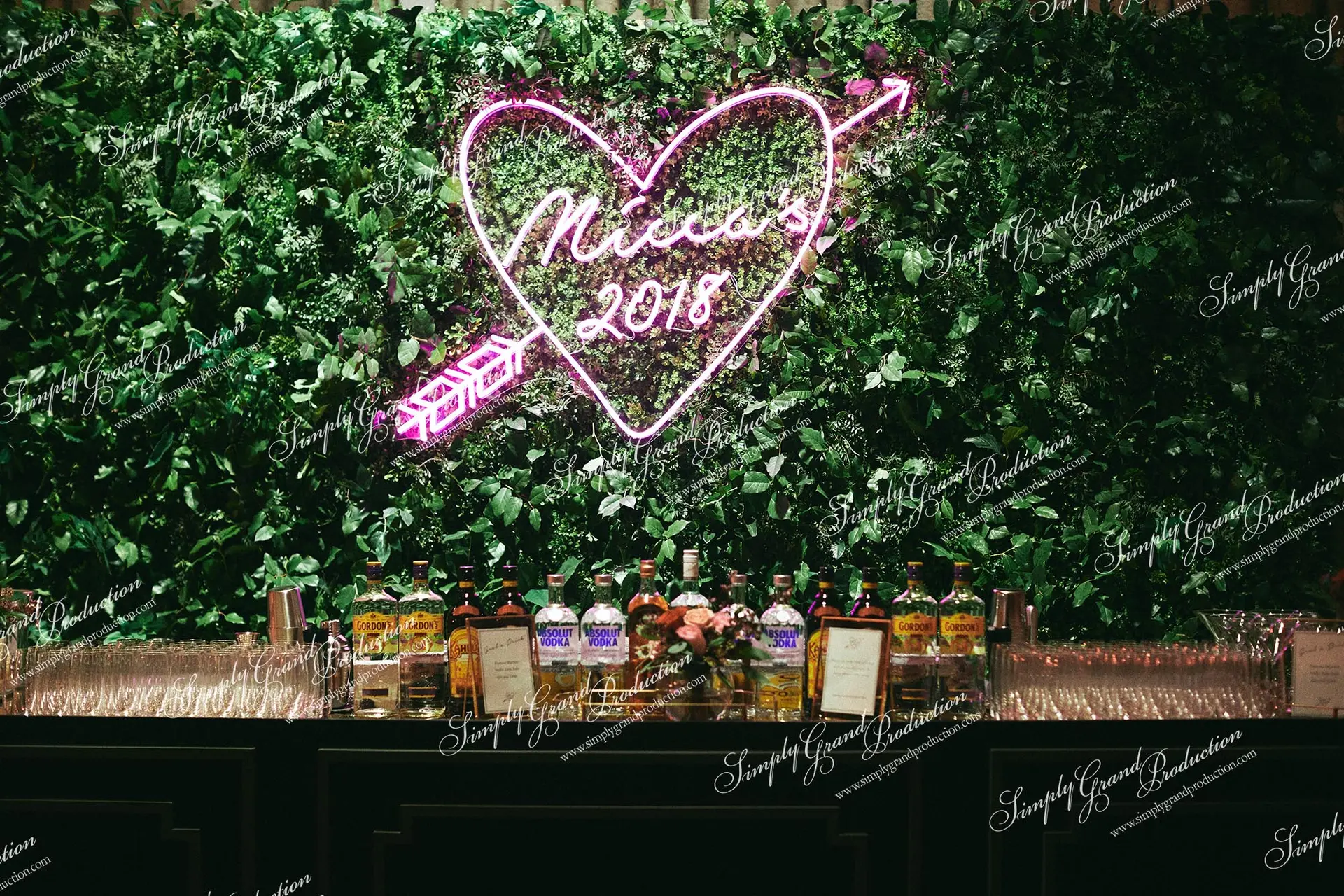 Simply_Grand_Production_Ballroom_wedding_decoration_greenery_grass_wall_stylish_neon_lights_neonlights_bar_urban_1_15_wm