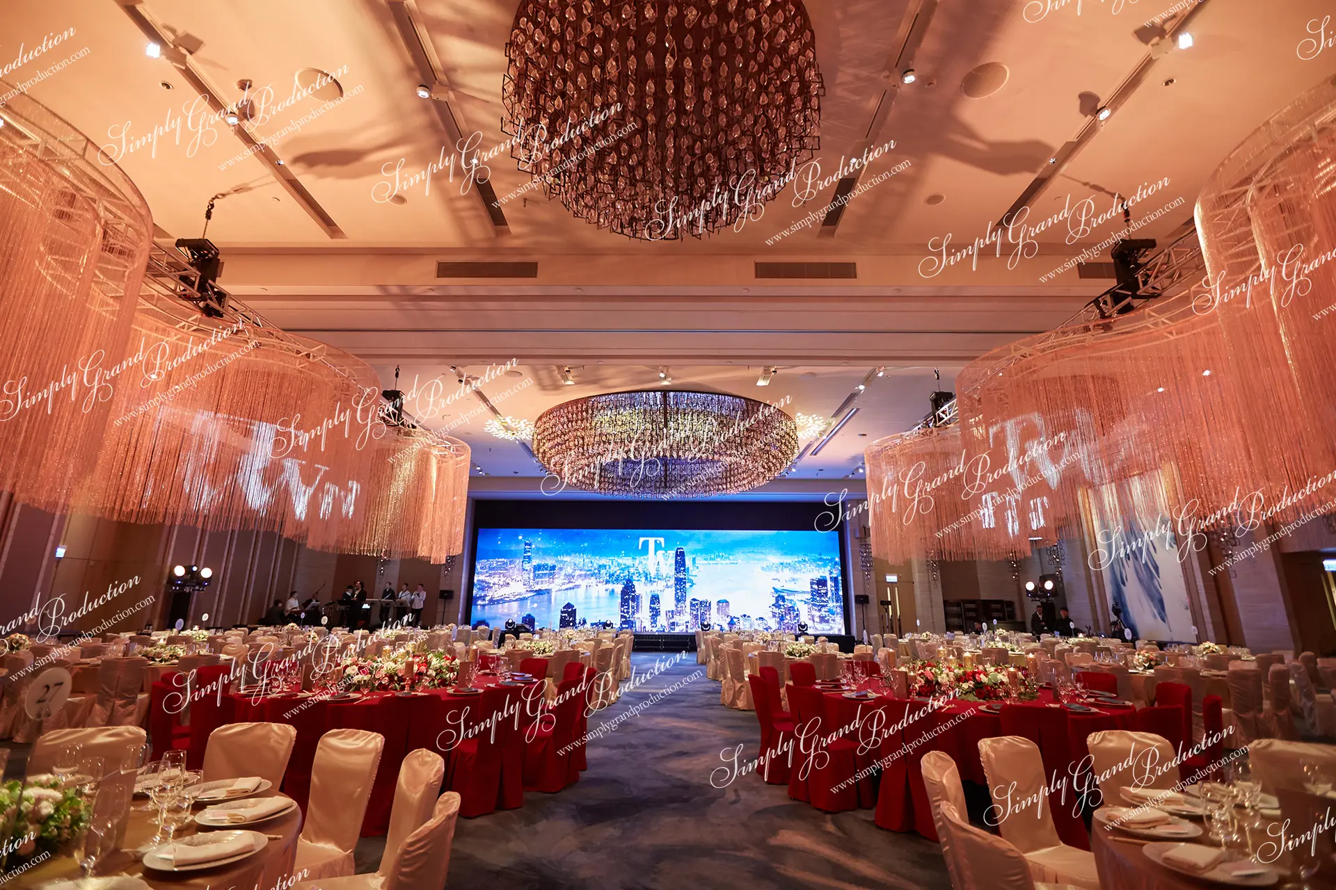 Simply_Grand_Production_Ballroom_led_haging_installation_Kerry_Hotel_1_7_wm