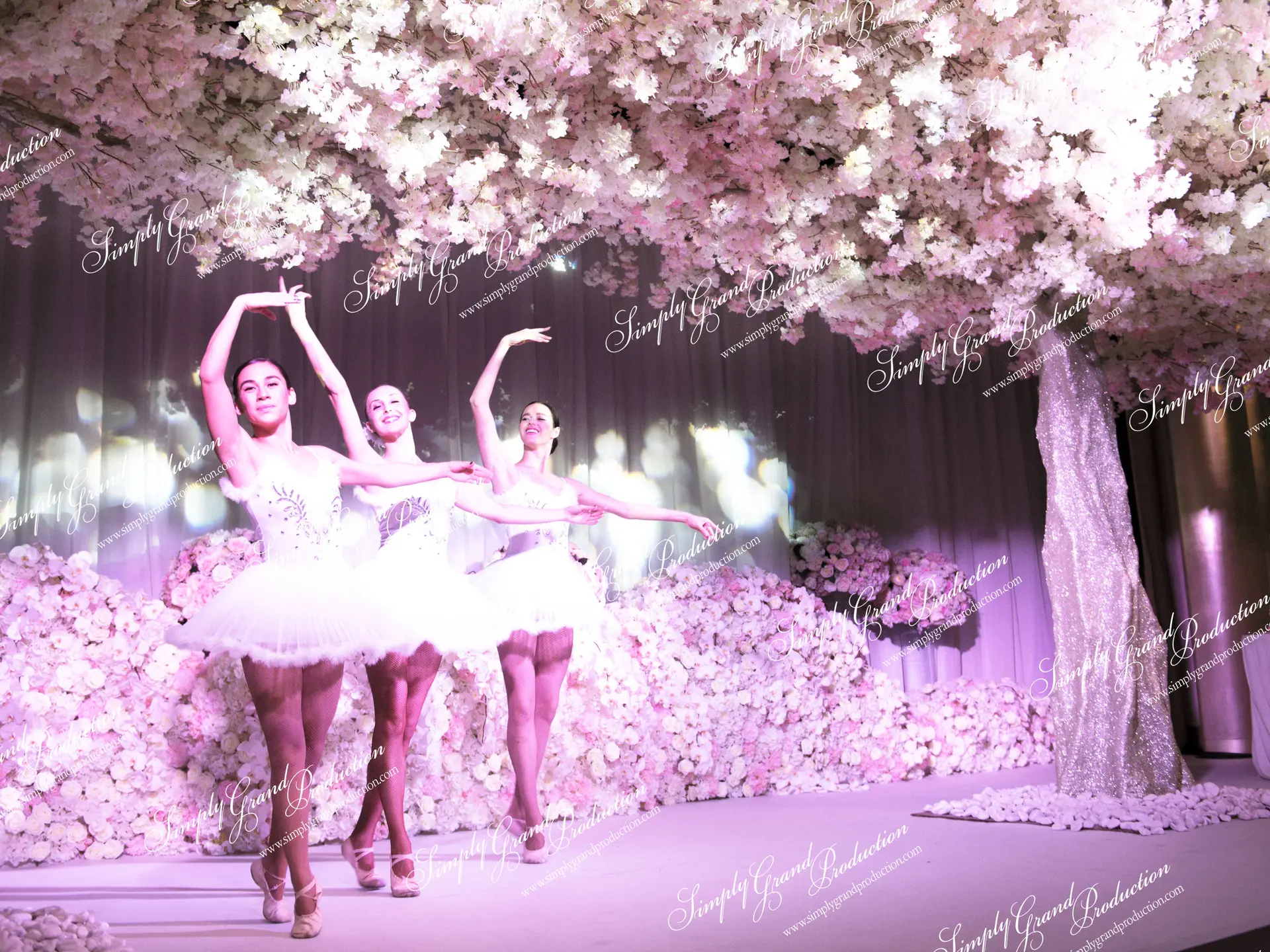 Simply_Grand_Production_wedding_decoration_ballroom_stage_Grand_Hyatt_1_15_wm