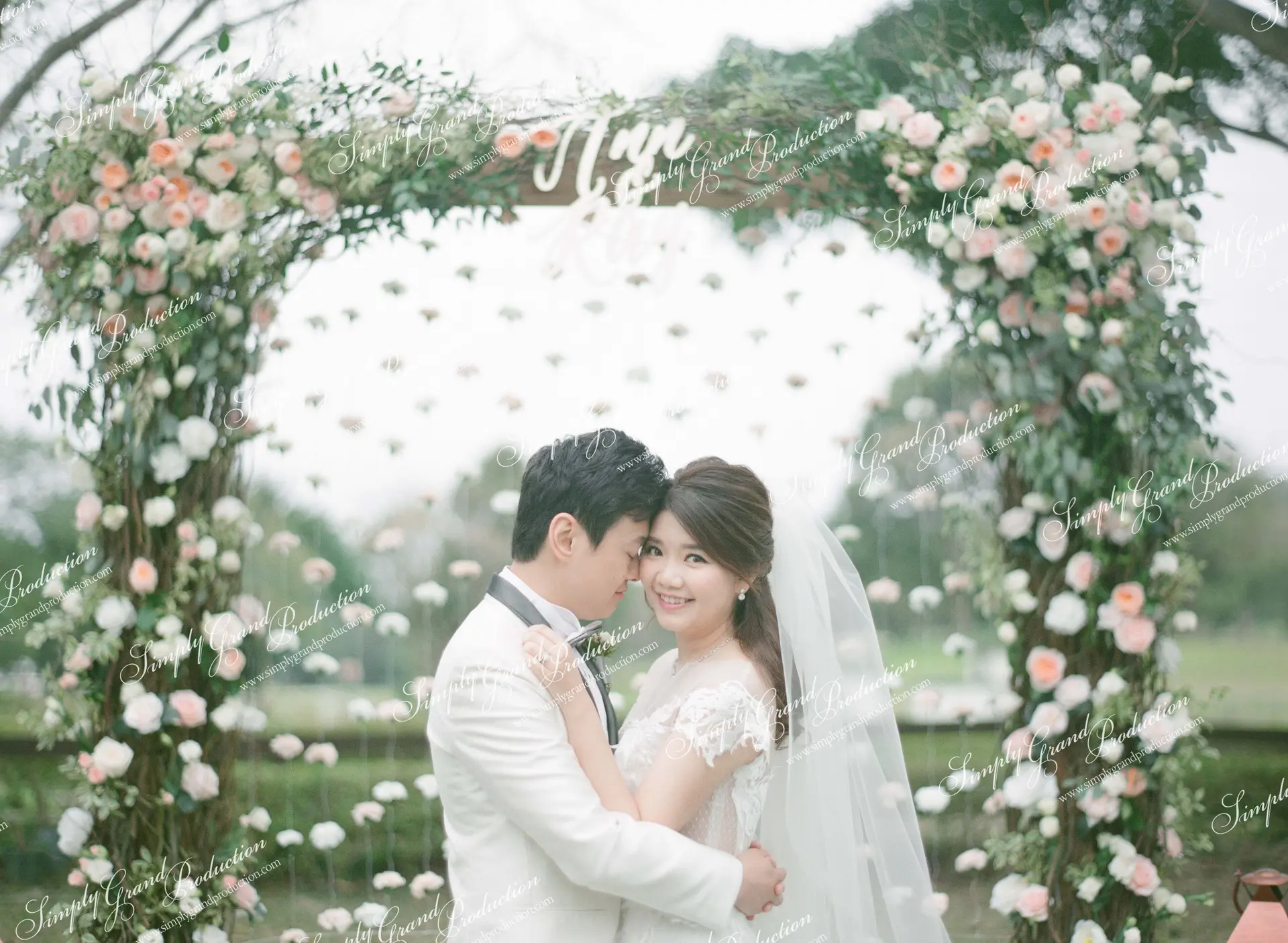 Simply_Grand_Production_Outdoor_wedding_decoration_Greenery_Arch_Beas_River_1_2.jpg