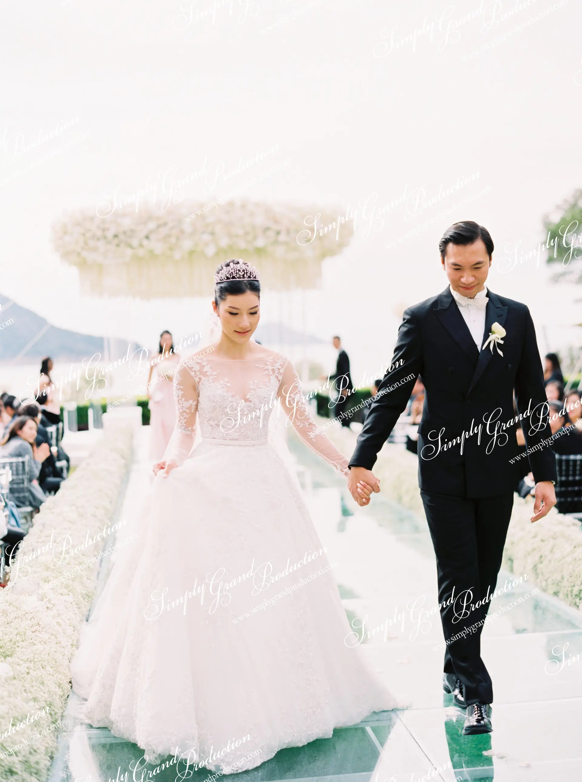 Simply_Grand_Production_Outdoor_wedding_decoration_glass_aisle_Country_Club_1_5.jpg